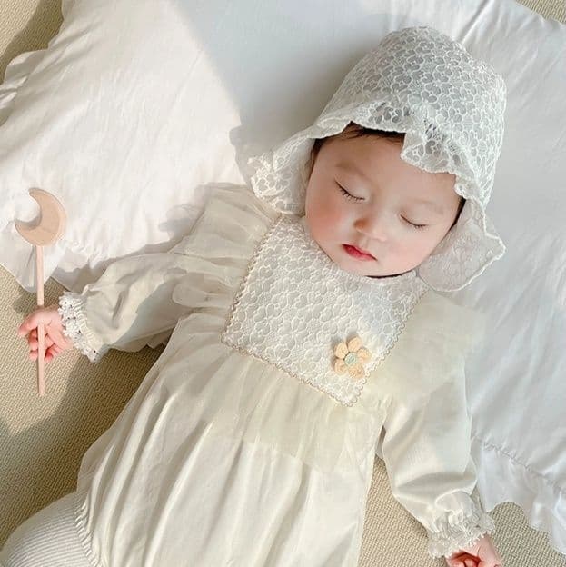 ベビードレス 新生児~90cm 小花レースが可憐に映える、上品な退院用ベビードレス 記念フォト