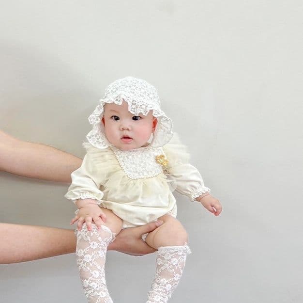 ベビードレス 新生児~90cm 小花レースが可憐に映える、上品な退院用ベビードレス 記念フォト