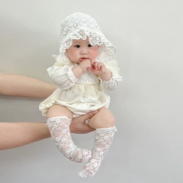ベビードレス 新生児~90cm 小花レースが可憐に映える、上品な退院用ベビードレス 記念フォト
