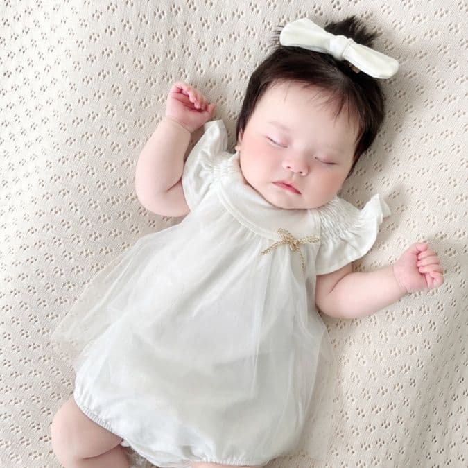 ベビードレス 新生児~90cm フリル袖が愛らしい、胸元リボンが可愛い上品な退院用ベビードレス 新生児～90cm