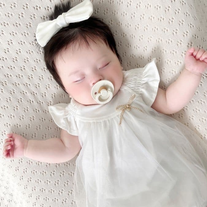 ベビードレス 新生児~90cm フリル袖が愛らしい、胸元リボンが可愛い上品な退院用ベビードレス 新生児～90cm
