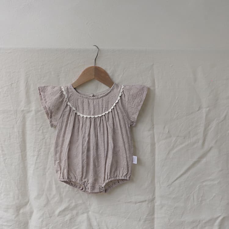 ベビードレス 花刺繍と丸襟が映える、お宮参りにぴったりの上品ベビードレス