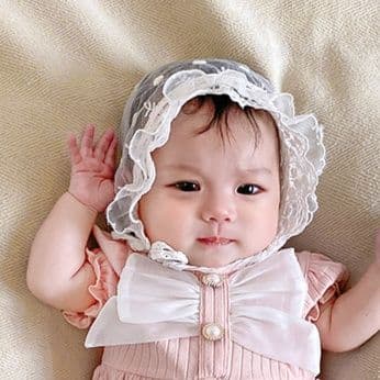 ベビードレス 新生児~90cm プリーツとパール型のボタンが上品に映える、退院用ベビードレス 記念フォト
