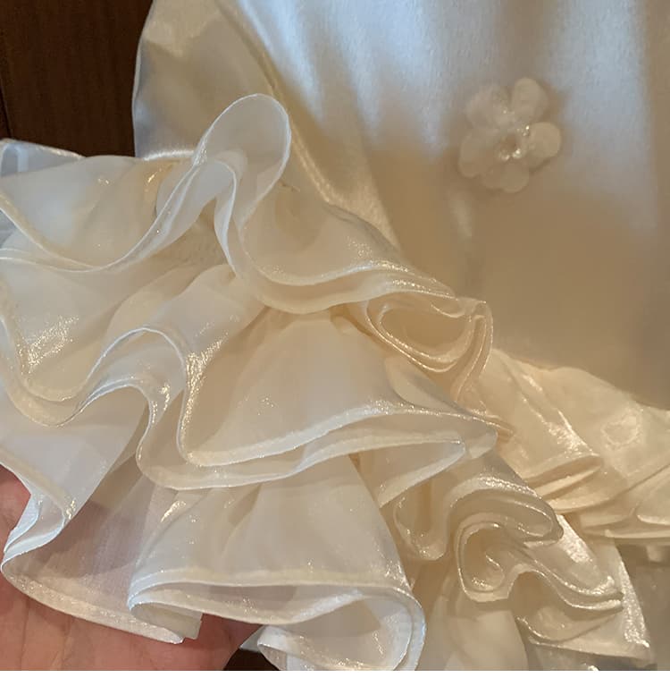 ベビードレス 80~100cm サテンの光沢が華やぐ、三段フリルの結婚式用ベビードレス 結婚式 お宮参り